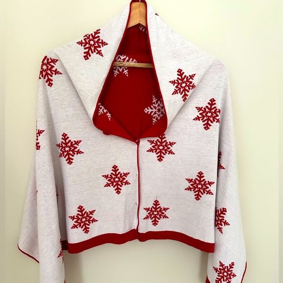 🎉HP🎉 NWT Top It Off Snowflake Cape - Picture 4 of 4
